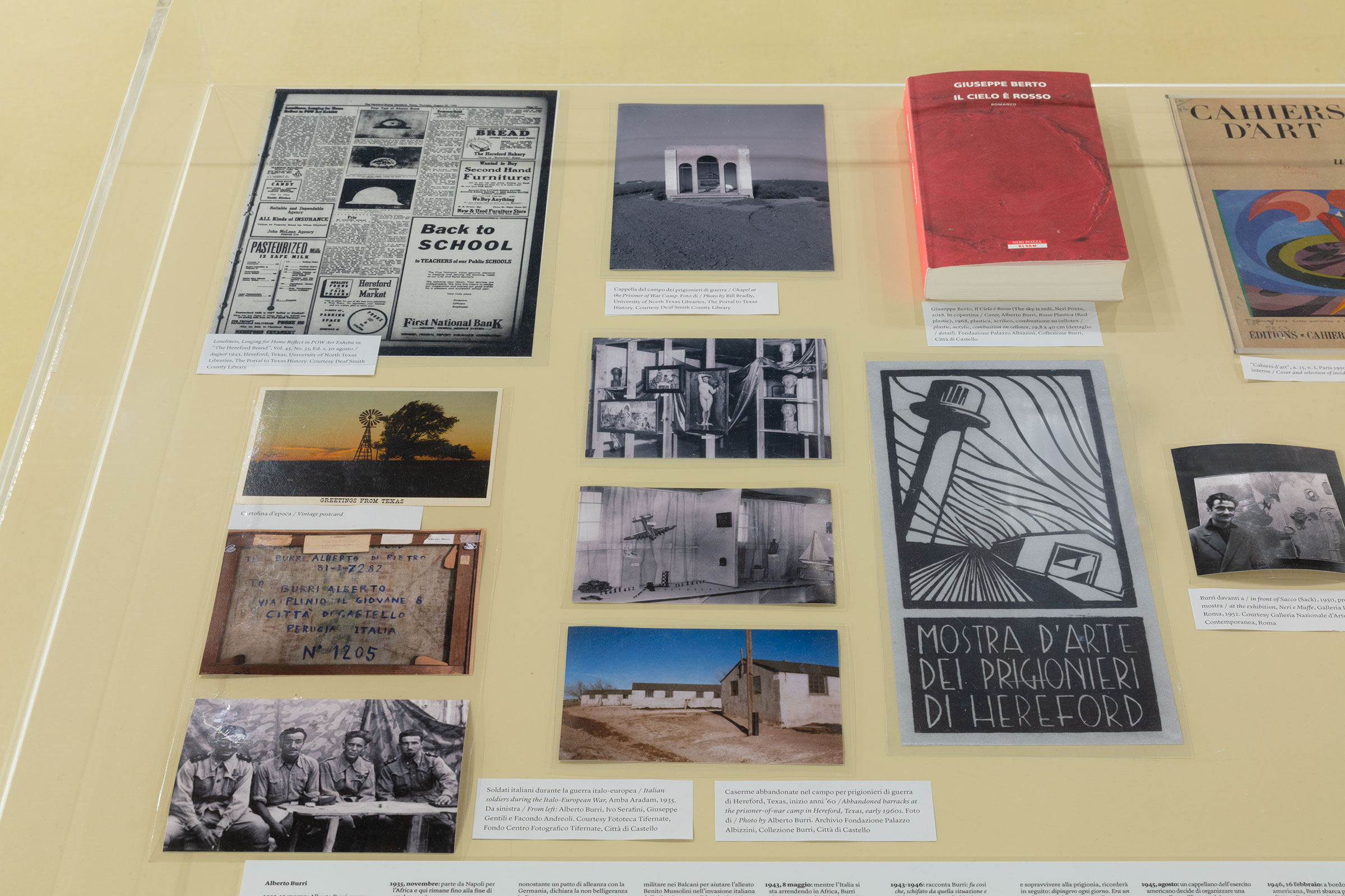 u0022Artisti in guerra / Artists at waru0022, vitrine